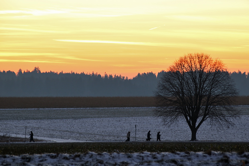 Spaziergänger nach Sonnenuntergang