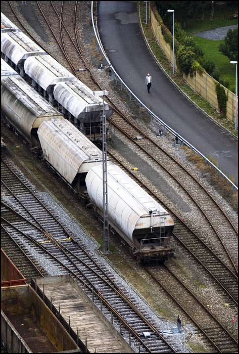 spaziergänger und bahnwagen