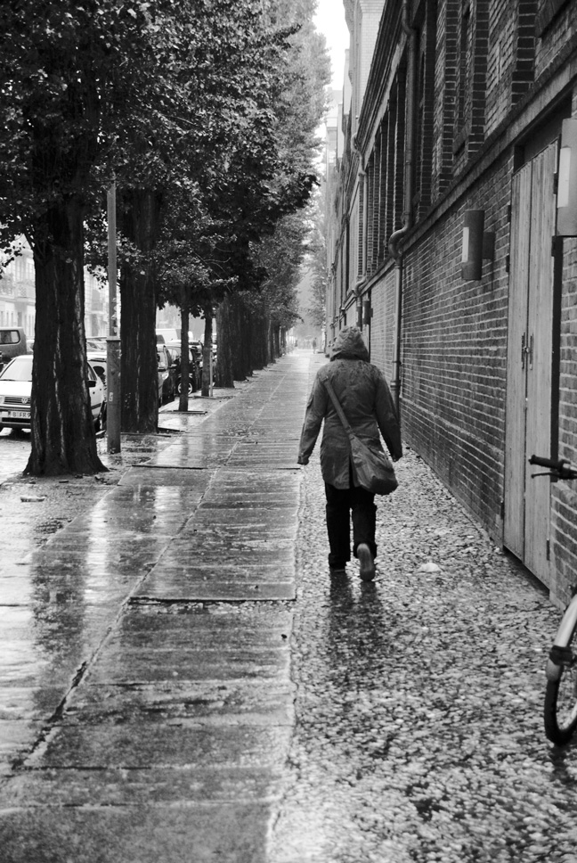 Spaziergängerin im Regen an der Kulturbrauerei