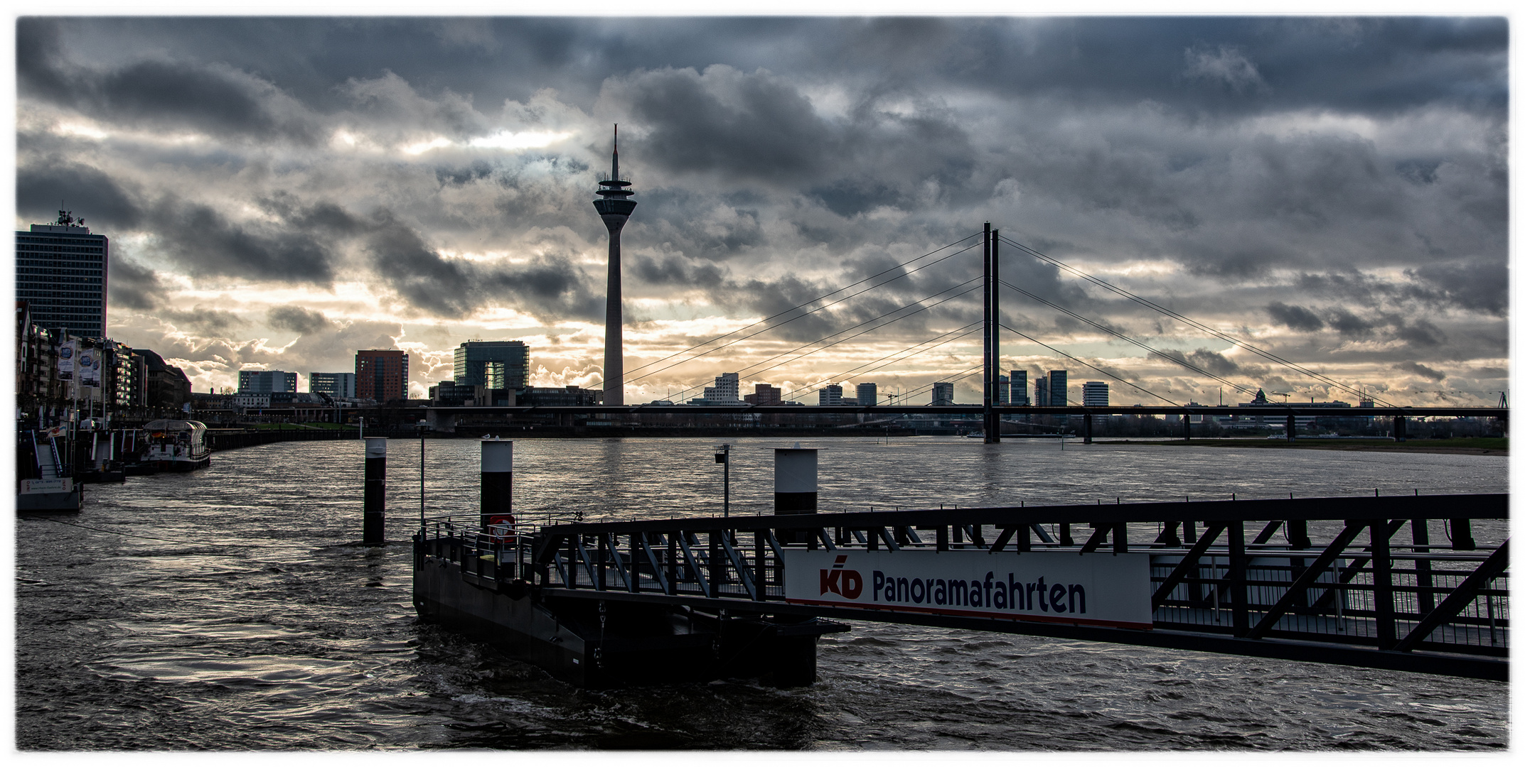 Spaziergang am 1. Weihnachstfeiertag in Düsseldorf am Rheinufer