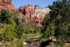 Spaziergang am Fluss im Zion Nat. Park, Utah, USA