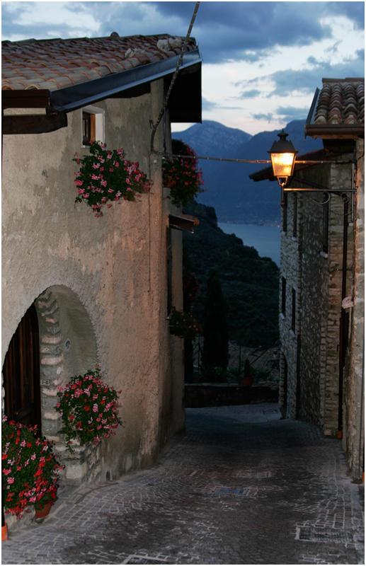 Spaziergang am Gardasee zur "Blauen Stunde"