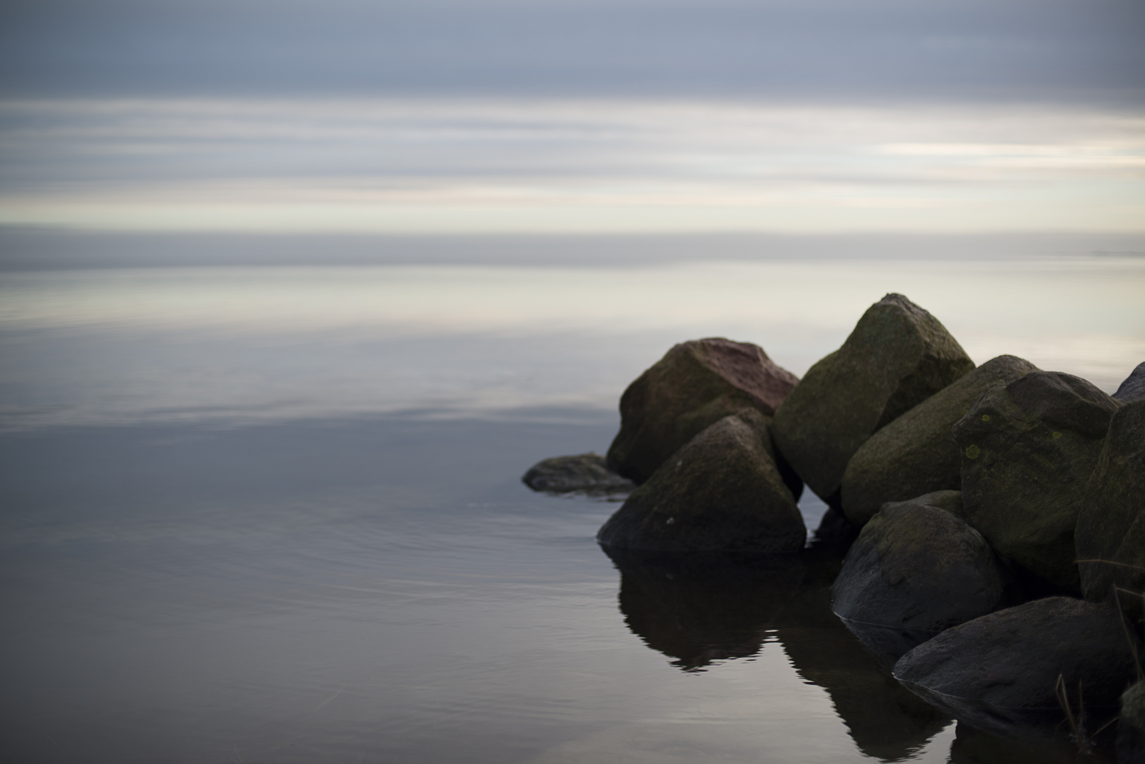 Spaziergang am Ostsee-ufer: Spiegelung