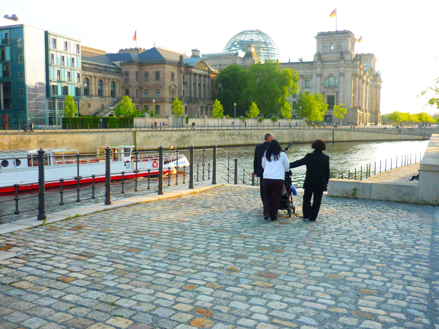 Spaziergang am Reichstagsgelände, Reichstagsufer, Berlin Tiergarten