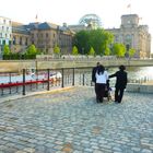 Spaziergang am Reichstagsgelände, Reichstagsufer, Berlin Tiergarten