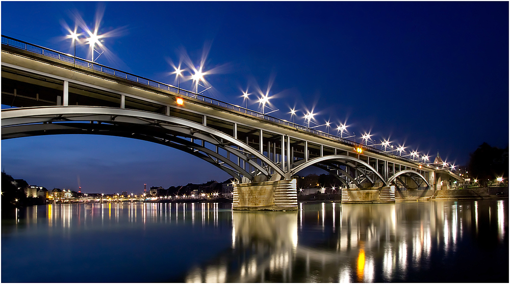 Spaziergang am Rhein zur blauen Stunde