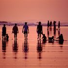 Spaziergang am Strand zum Sonnenuntergang