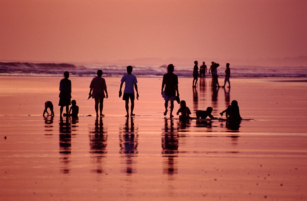 Spaziergang am Strand zum Sonnenuntergang