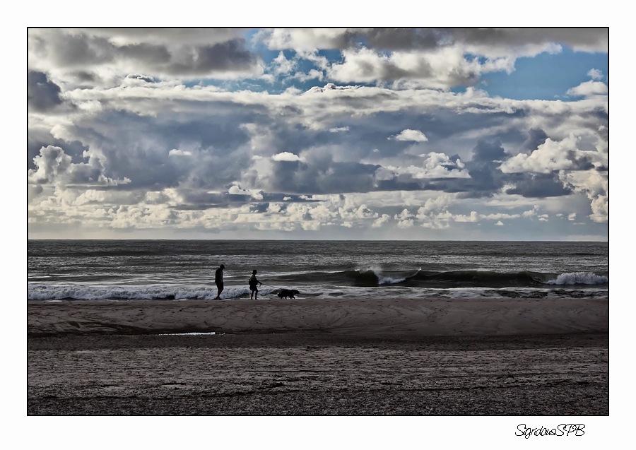 Spaziergang am Strand...trotz dunkler Wolken immer ein Erlebnis :-)