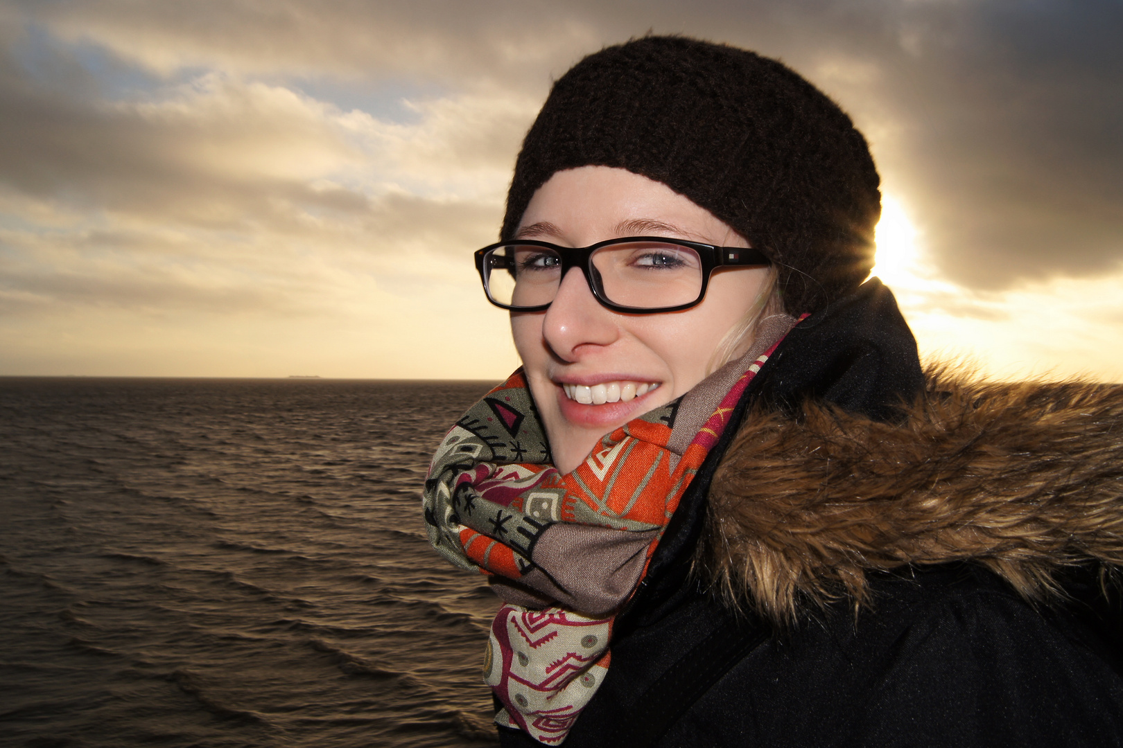 Spaziergang an der Nordsee im Gegenlicht