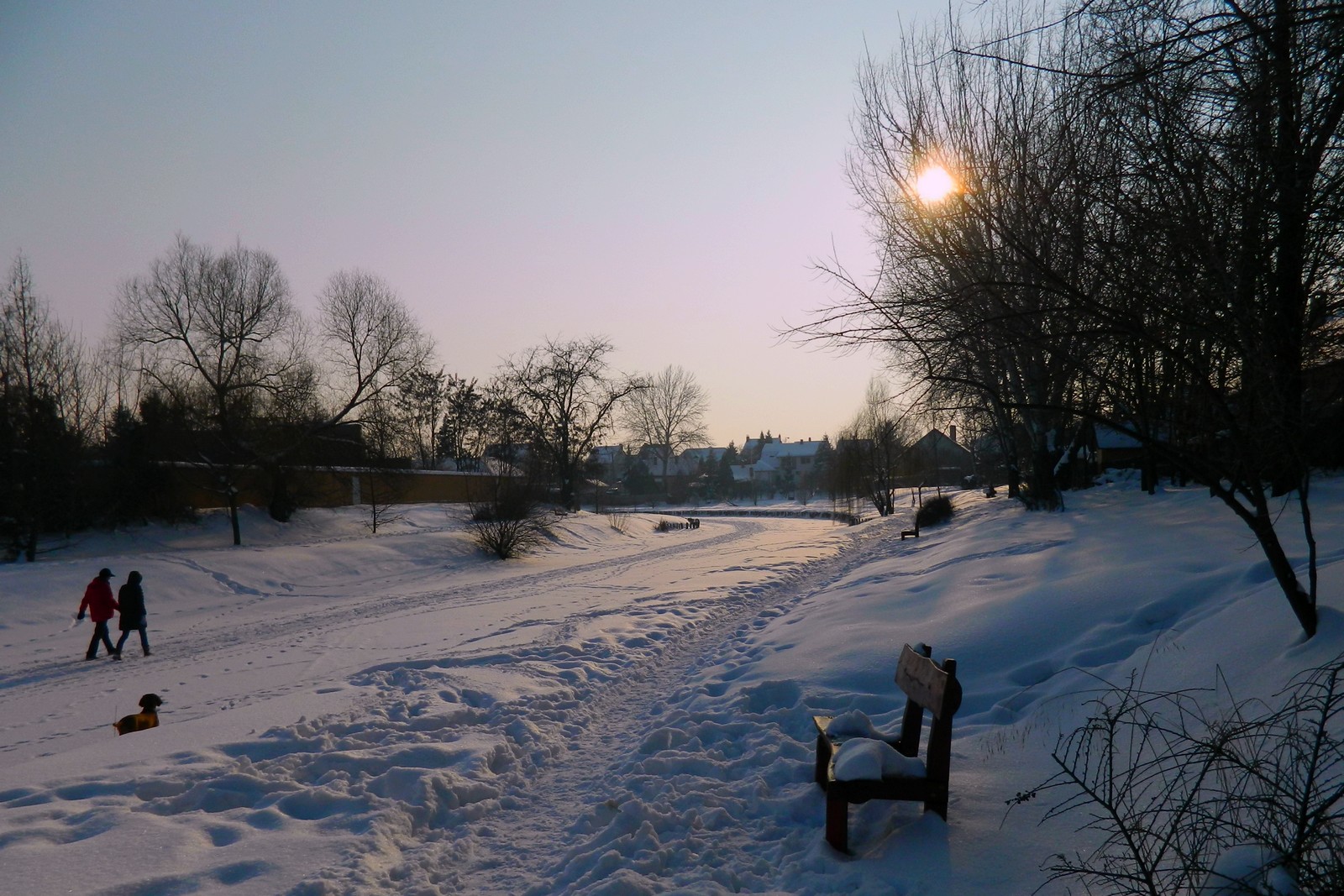 Spaziergang auf dem gefrorenen Fluss