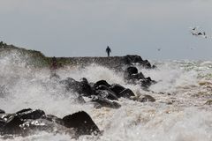 Spaziergang auf dem Wellenbrecher