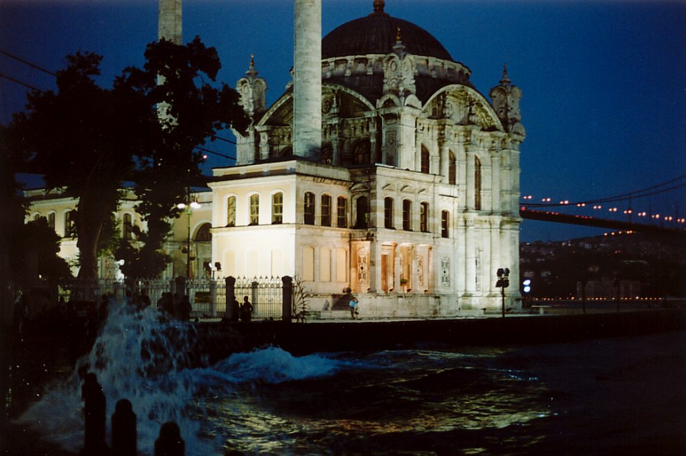 Spaziergang durch Istanbul (17): Ortaköy-Moschee und Bosporus-Brücke