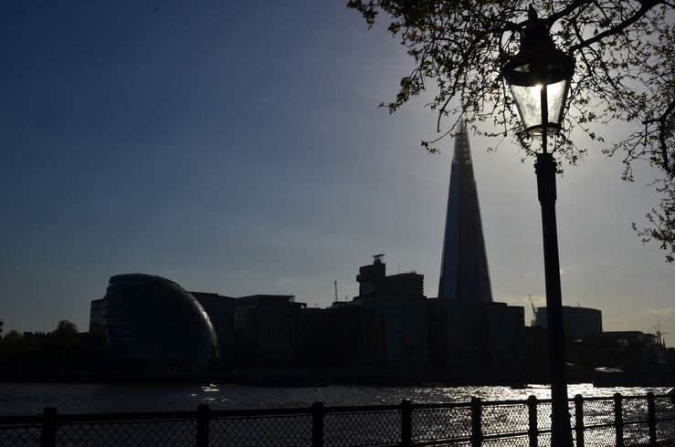 Spaziergang durch London entlang der Themse, vorbei an der City Hall und an The Shard