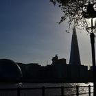 Spaziergang durch London entlang der Themse, vorbei an der City Hall und an The Shard