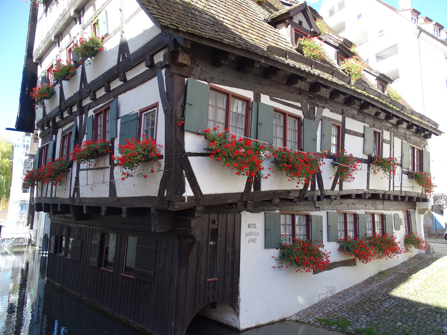 Spaziergang durch Ulm Schiefes Haus "Hotel"