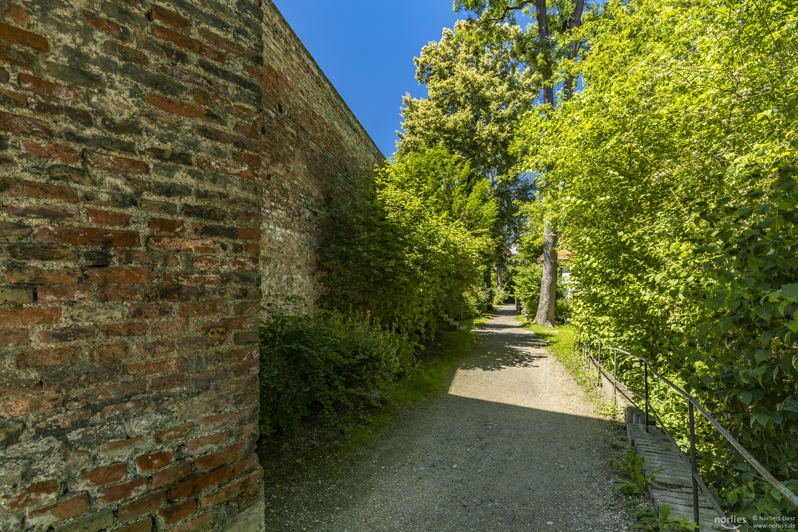 Spaziergang entlang der Stadtmauer