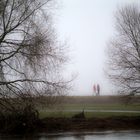 Spaziergang im Nebel bei Hochwasser