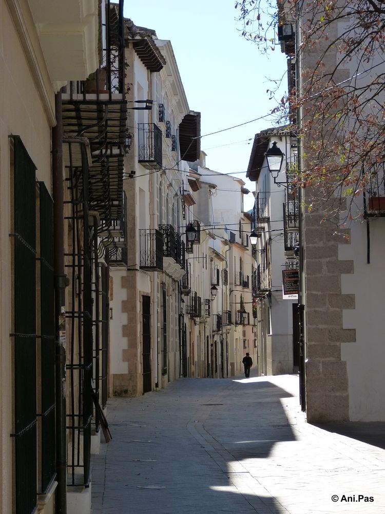 Spaziergang in den Gassen von Benissa, Costa Blanca, Spanien