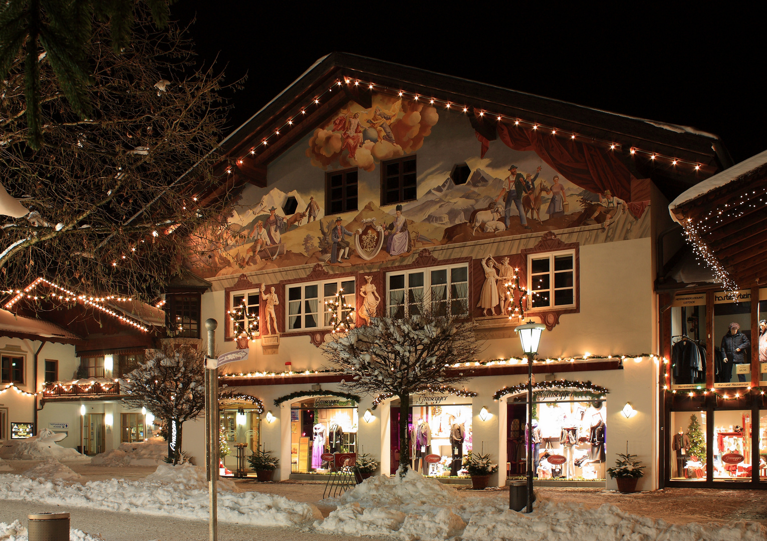 Spaziergang in Garmisch-Partenkirchen zur Weihnachtszeit.