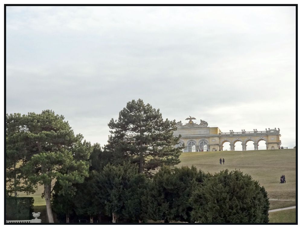 Spaziergang in schönbrunn mit blick auf die gloriette