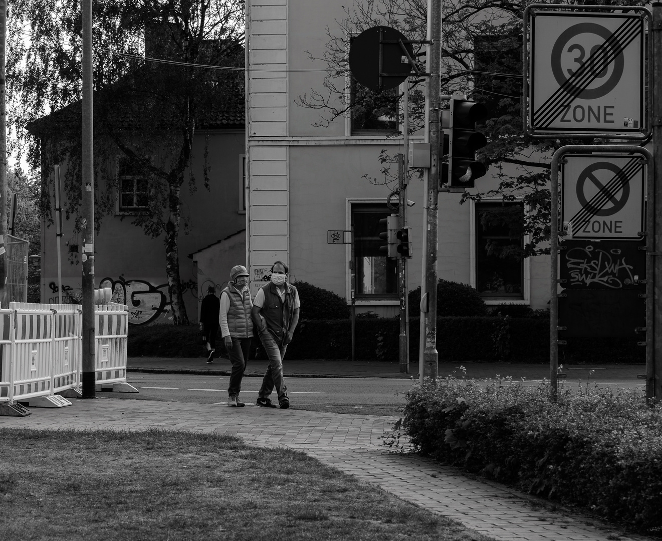 Spaziergang mit Masken