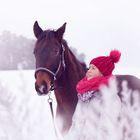 Spaziergang mit Pferd im Schnee