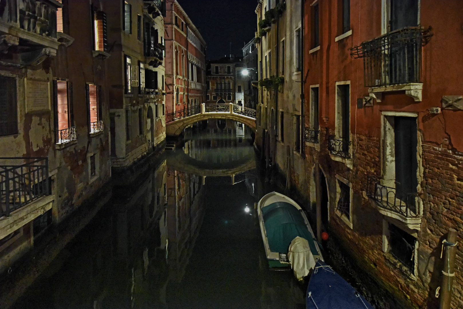 Spaziergang Nachts durch die Gassen von Venedig