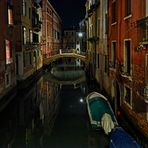 Spaziergang Nachts durch die Gassen von Venedig