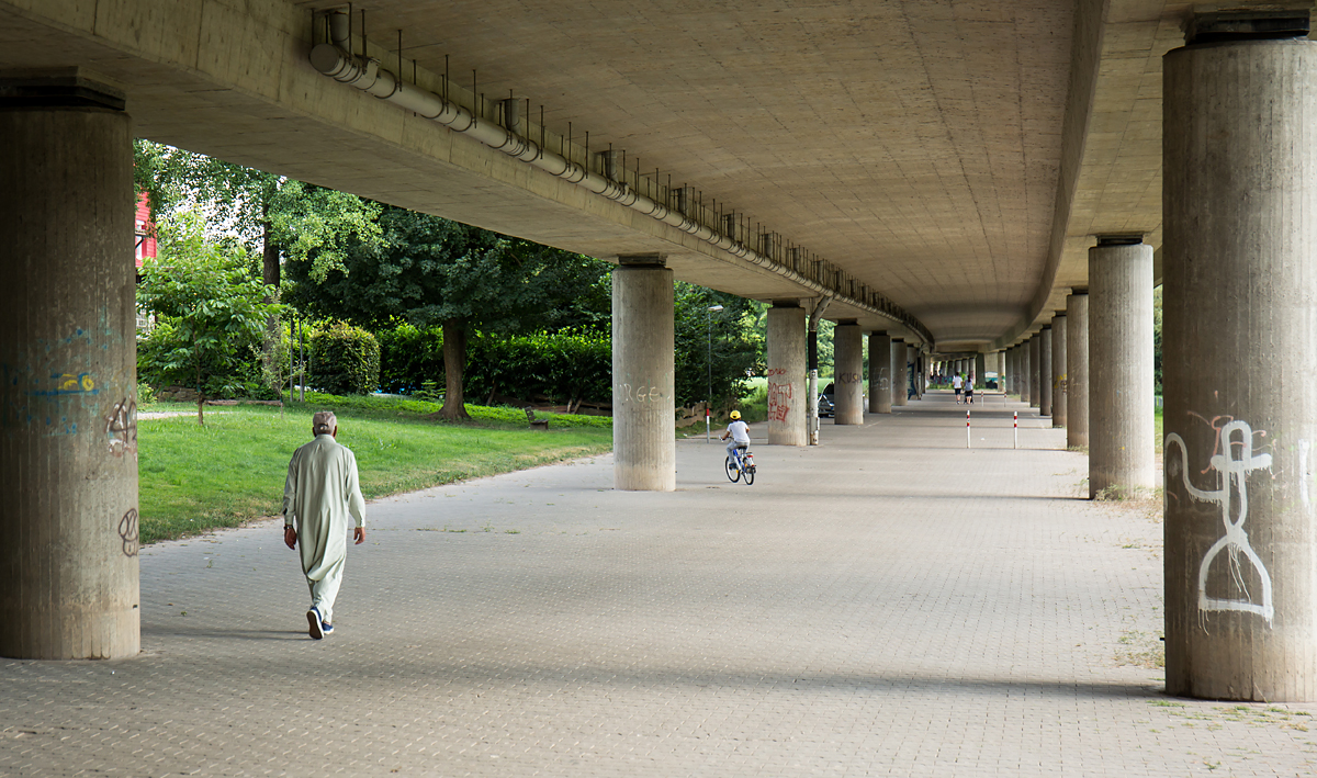 Spaziergang unter der Straßenbrücke