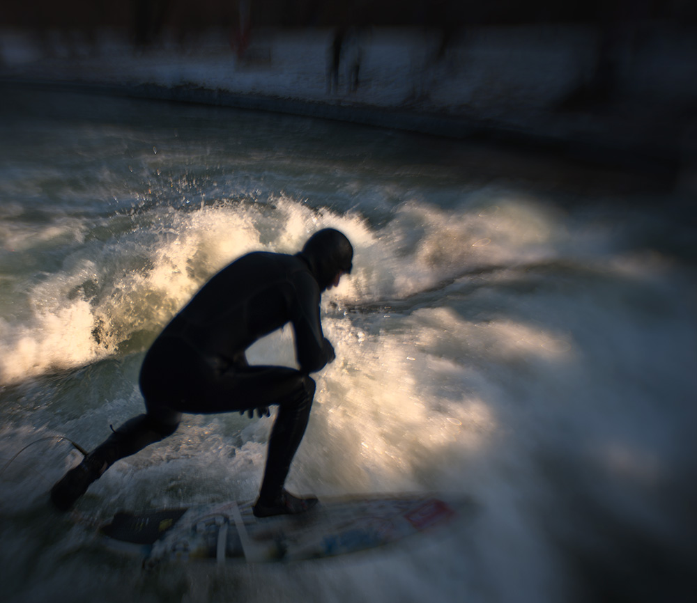 Special Agent beim harten Einsatz im Eisbach zum Monschtafang noch vor Ausbringen des Waldmeisters