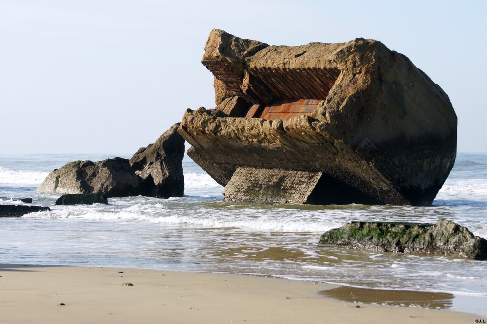 SPECTACULAIRE BUNKER....SOUVENIR DU MUR DE L ' ATLANTIQUE