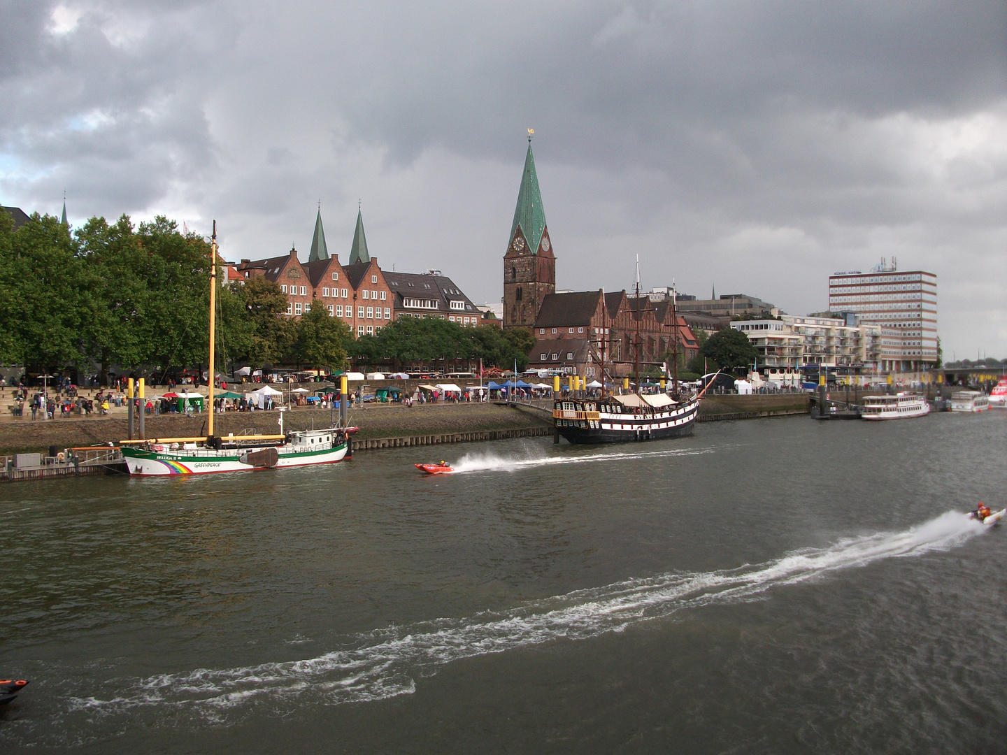 Speedboote auf der Weser in Bremen