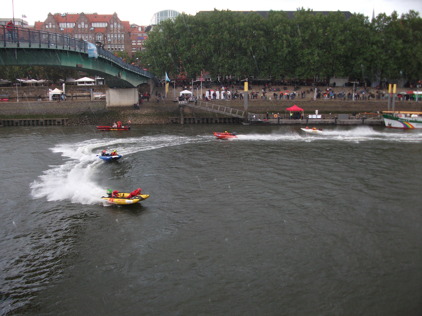 Speedboote auf der Weser in Bremen