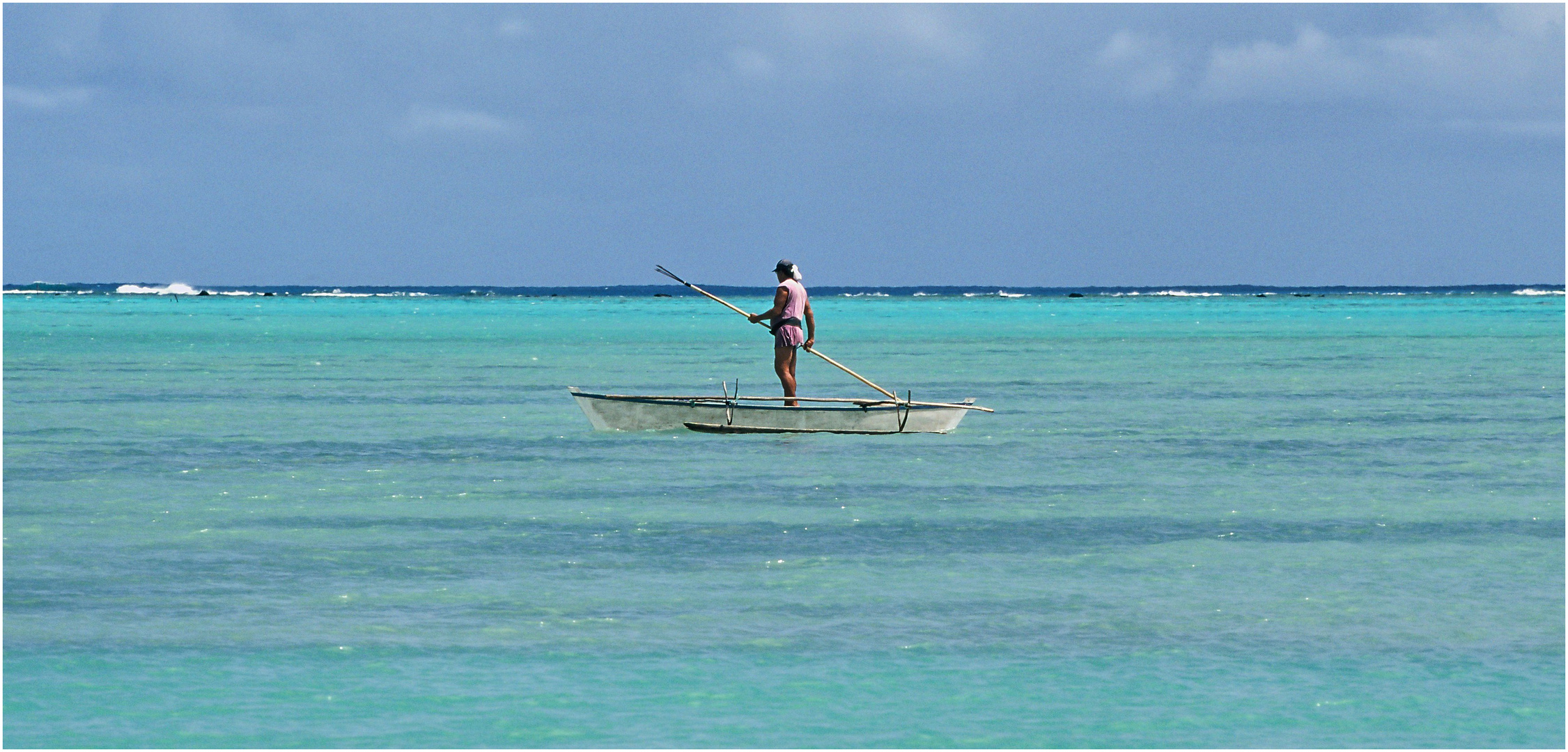 Speerfischer im Auslegerkanu in der Lagune von Aitutaki, Cook Islands - 2003