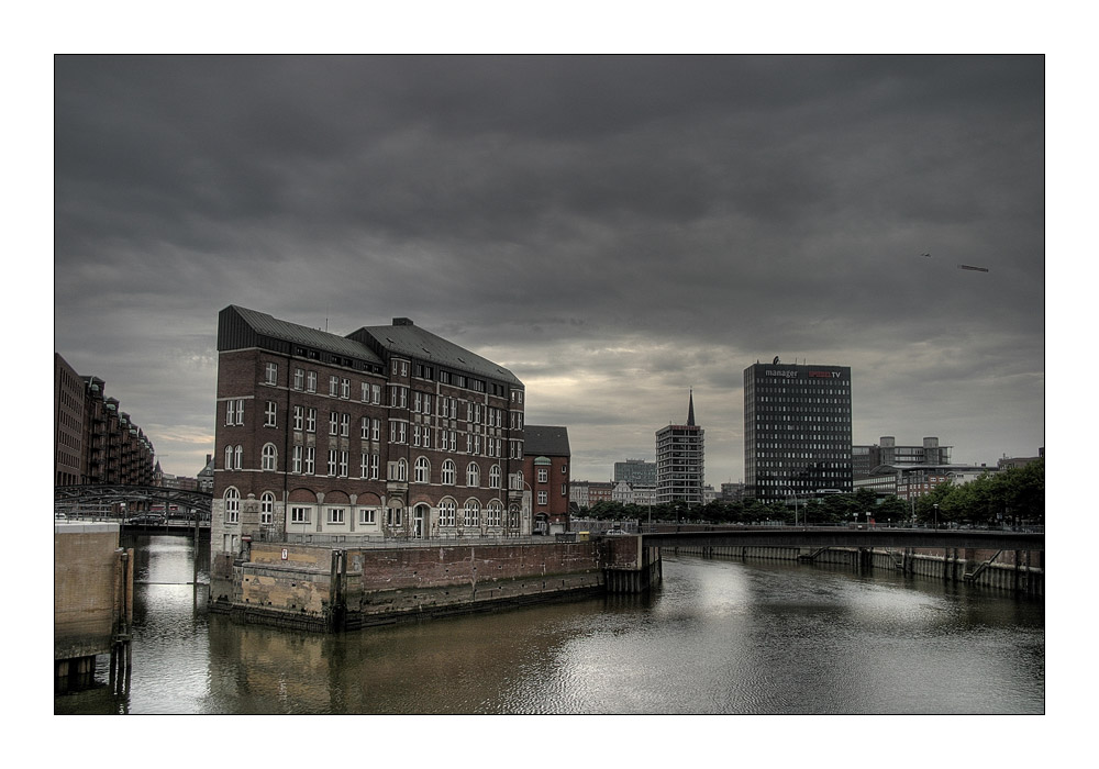 Speicher-Spiegel-Stadt-Hamburg-Wolken-Ansicht mit Werbebanner-Flieger