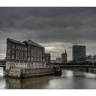 Speicher-Spiegel-Stadt-Hamburg-Wolken-Ansicht mit Werbebanner-Flieger