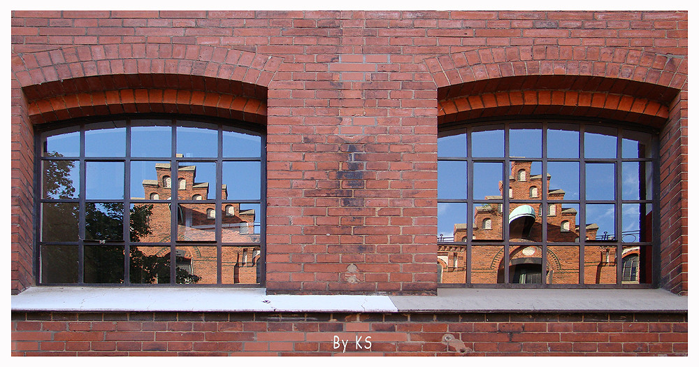 Speicher spiegelt Speicherstadt