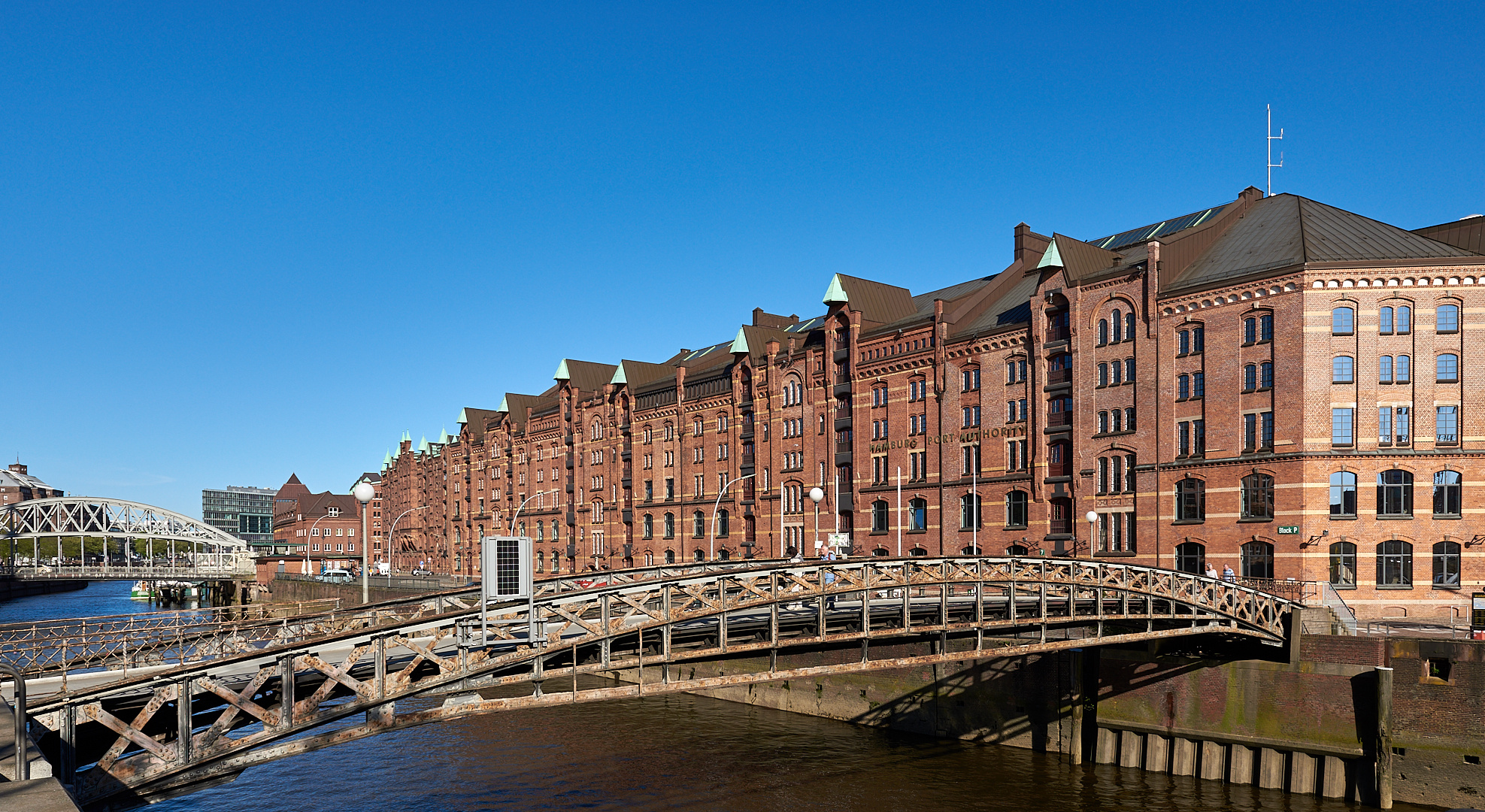 Speicherstadt Hamburg, im Vordergrund die Jungfernbrücke, sie ist eine unter Denkmalschutz...