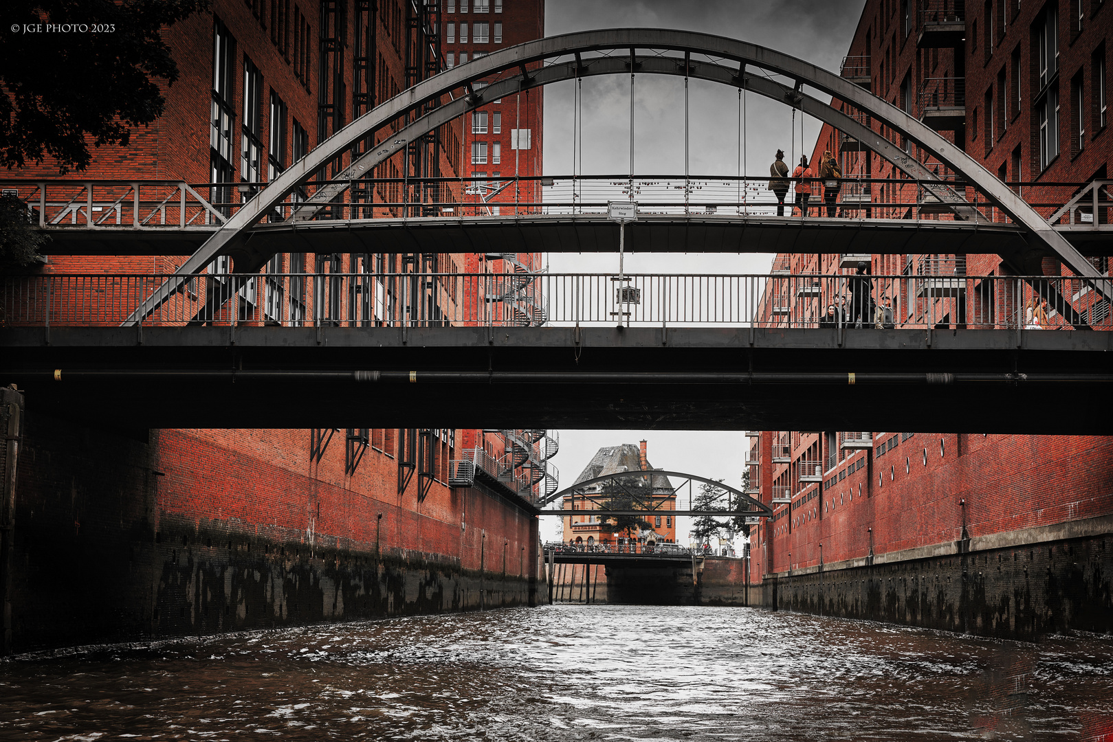 Speicherstadt Hamburg mit Brücke und Zuschauer