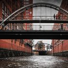 Speicherstadt Hamburg mit Brücke und Zuschauer