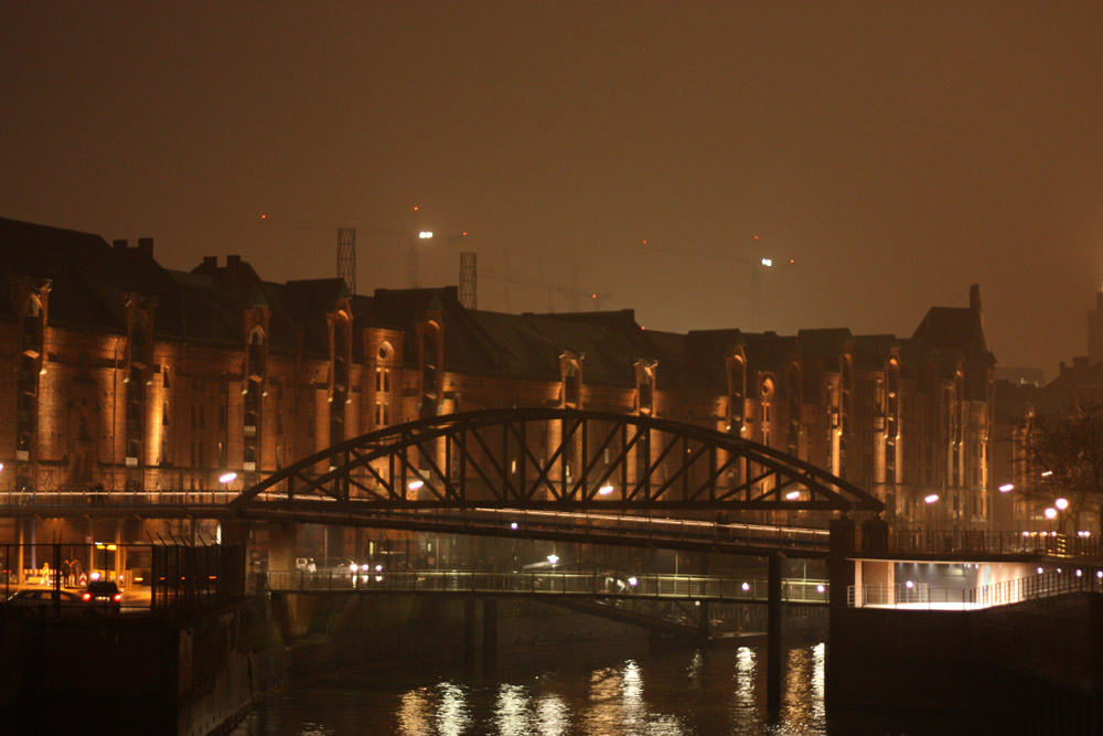 Speicherstadt mit Kränen...