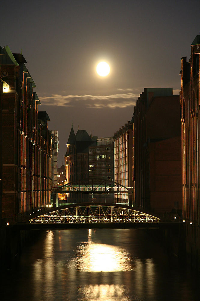 Speicherstadt mit Mond