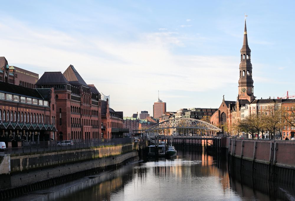 Speicherstadt mit Zollmuseum u. Hauptkirche St. Katharinen