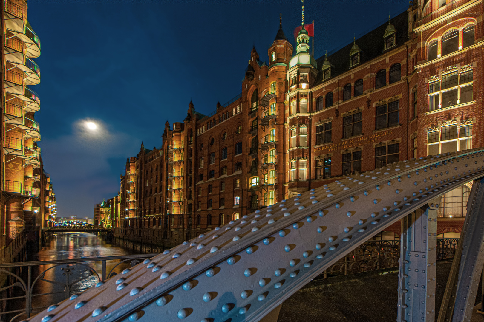 speicherstadt mond brückengeläner