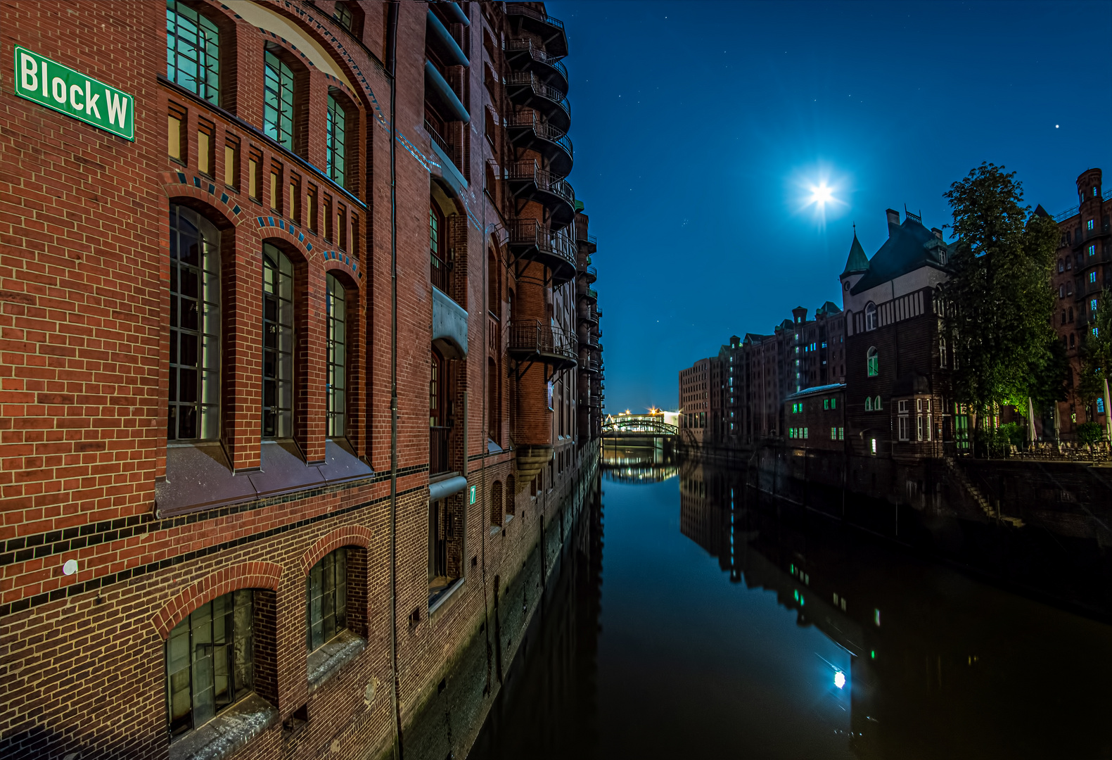 speicherstadt-vollmond bei lichtaus