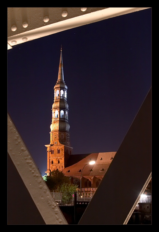 Speicherstadtbrücke bei Nacht mit Blick auf St. Katharinen