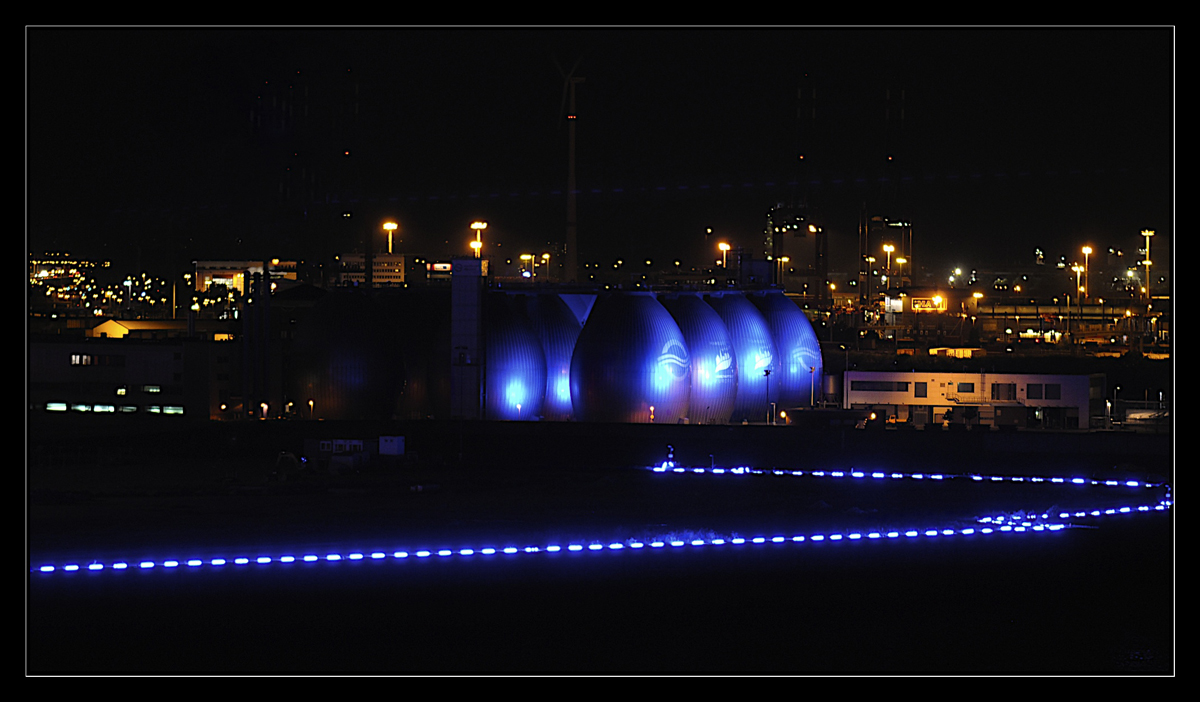 Speisepunkt für blaues Licht im Hafen
