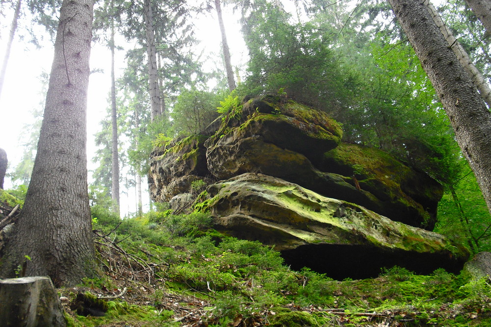 spektakuläre Hügel- und Felslandschaft