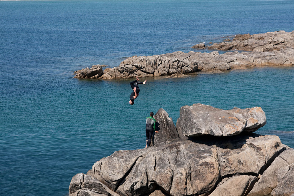 spektakuläre Sprünge an der "Pointe de la Torche"